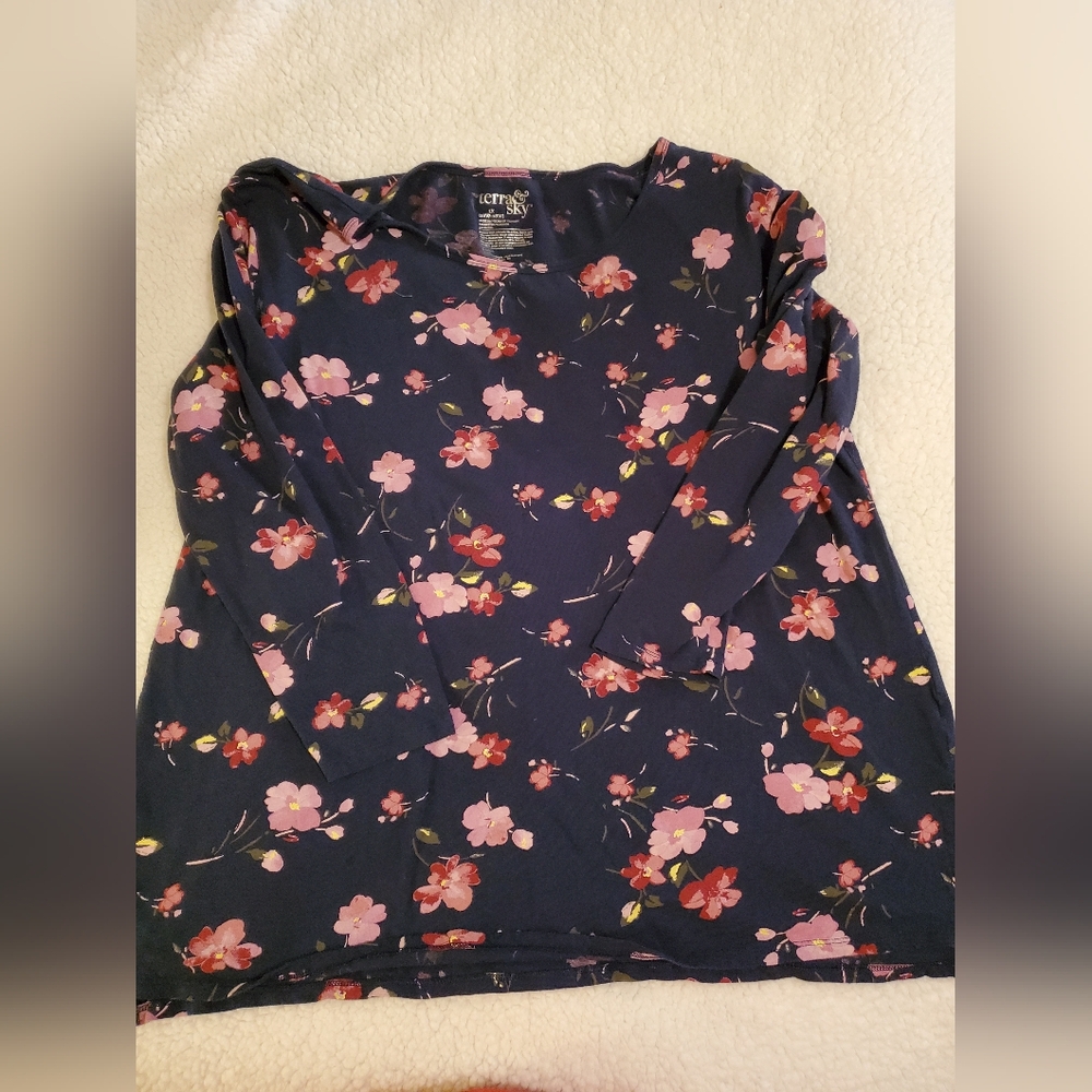 Terra&Sky  Womens Size 1x navy blue floral long sleeve shirt.  In good condition